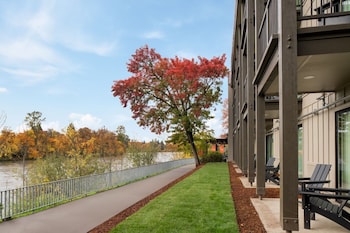 Dinner served, American cuisine, alfresco dining