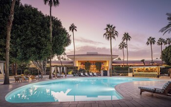 Vue sur la piscine, dîner servi sur place