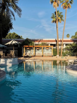 Con vista a la alberca, con servicio de comidas