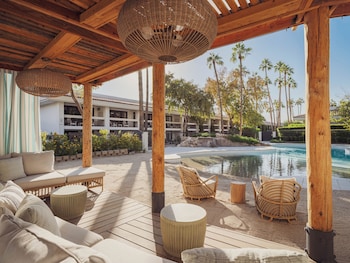 Con vista a la alberca, con servicio de comidas