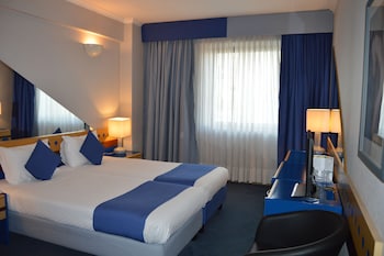 Familiesuite, terrasse | Minibar, safe på rommet, skrivebord og blendingsgardiner