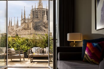 2 bedrooms, premium bedding, minibar, in-room safe