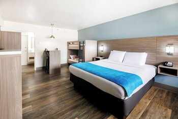 3 outdoor pools, cabanas (surcharge), pool umbrellas