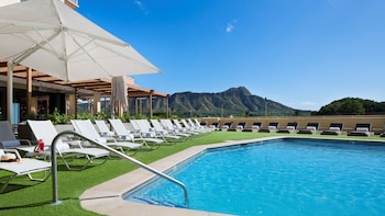 Breakfast, lunch and dinner served