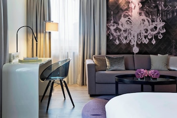 Breakfast, lunch, dinner served; international cuisine