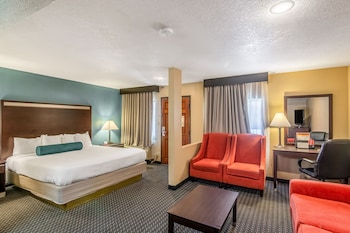 Suite (2 Queen Beds) | Sengetøy av topp kvalitet, skrivebord og blendingsgardiner