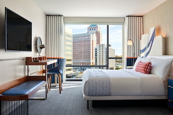 حمّام سباحة خارجي، مظلات على حمّام السباحة، مقاعد للتشمس