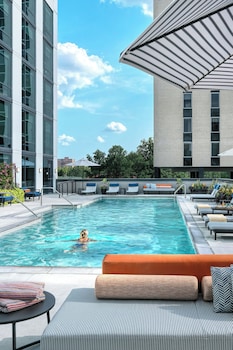 Piscina externa, funciona das 8h às 20h30, guarda-sóis, espreguiçadeiras