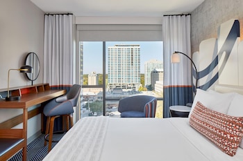 Außenpool, geöffnet von 08:00 Uhr bis 20:30 Uhr, Sonnenschirme