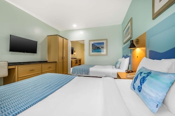 室外游泳池，10:00 至 22:00 开放，池畔遮阳伞，日光浴躺椅