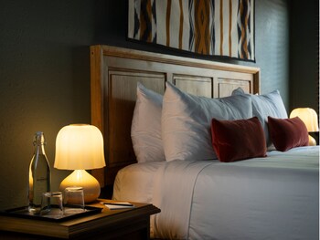 시즌별로 운영되는 야외 수영장, 09:00 ~ 22:00 오픈, 수영장 파라솔, 일광욕 의자