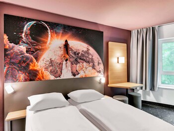 Een bureau, verduisterende gordijnen, geluiddichte muren, gratis wifi