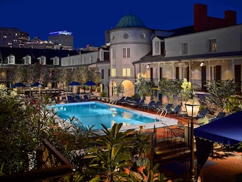 สนามรอบบริเวณ