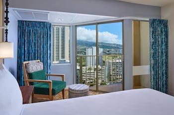 Beach nearby, white sand, beach towels