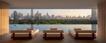 4 bars/lounges, rooftop bar