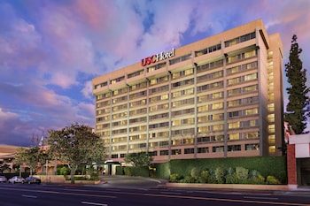 2 restaurants, breakfast, lunch, dinner served; pizza