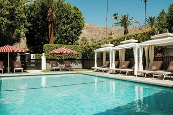 3 udendørs pools, åben fra kl. 08.00 til kl. 22.00, parasoller