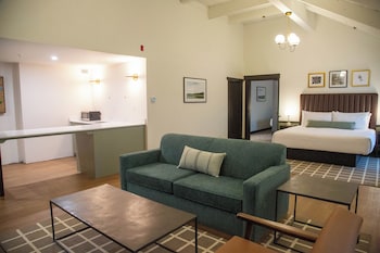 Serveert ontbijt, lunch, diner, uitzicht op de golfbaan 