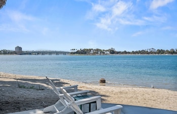 5 piscines extérieures, piscine chauffée, parasols, chaises longues