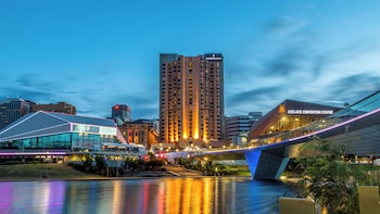 供应午餐、晚餐和欢乐时光优惠