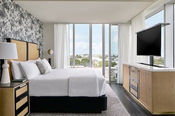 3 restaurants, servant le déjeuner et le dßner; cuisine des Caraïbes