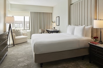 Kylskåp, mikrovågsugn, kaffe- och tebryggare och grytor/köksredskap