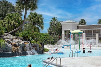 Piscina externa, guarda-sóis, espreguiçadeiras