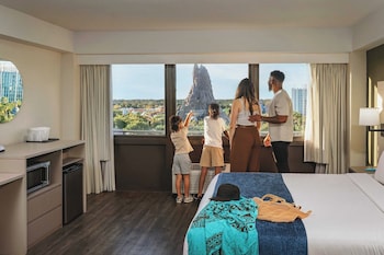 Alberca al aire libre, sombrillas en la alberca y camastros 