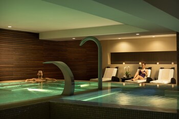 3 restaurants, breakfast, lunch, dinner served; Portuguese cuisine