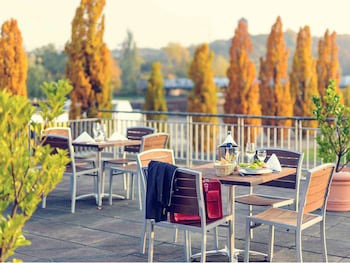 Hypo-allergenic bedding, in-room safe, desk, laptop workspace