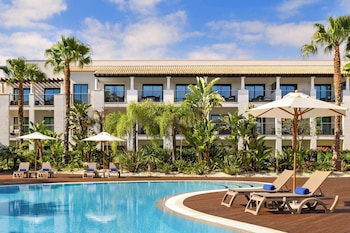 Sur la plage, chaise longue, parasol, serviettes de plage