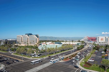 室外游泳池，提供遮陽小屋 (付費)和日光浴躺椅