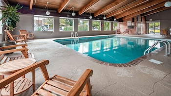 Suite, 1 King Bed, Non Smoking, Jetted Tub | Bathroom | Hair dryer, towels, soap, shampoo