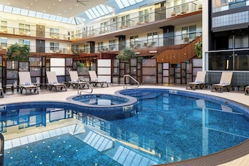 Chambre Deluxe, 2 grands lits, au bord de la piscine (Poolside) | Piscine | 2 piscines intérieures, chaises longues