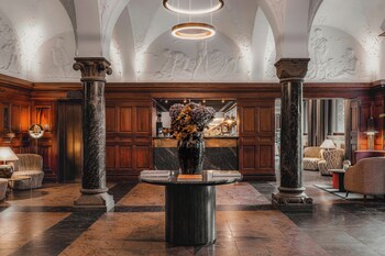 Signature Suite | Hypo-allergenic bedding, minibar, in-room safe, blackout drapes