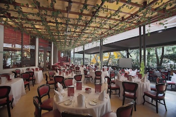 5 restaurants, breakfast, lunch, dinner served; French cuisine