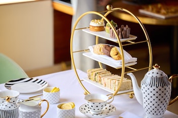 5 間餐廳，供應早餐、午餐和晚餐，法國料理