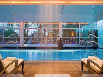 Daily buffet breakfast (EUR 20.5 per person)