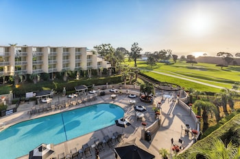 Alberca al aire libre, camas balinesas (con cargo) y camastros 