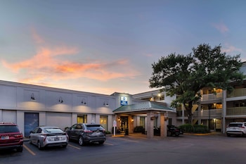 Standard-huone, 2 keskisuurta parisänkyä, esteetön, jääkaappi | Ylelliset vuodevaatteet, pillowtop-patjalliset sängyt