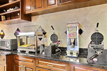 Standard-huone, 2 keskisuurta parisänkyä, tupakointi kielletty, jääkaappi | Ylelliset vuodevaatteet, pillowtop-patjalliset sängyt