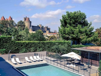 Kauden mukainen ulkouima-allas avoinna 9.00–20.30, aurinkovarjoja