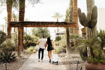 3 piscines extérieures, cabanas (supplément), parasols