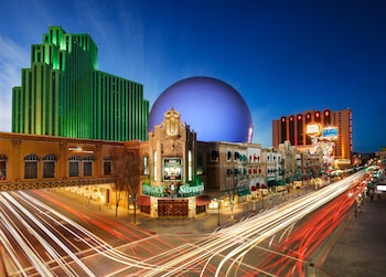 Utomhuspool, cabanor (tilläggsavgift) och solstolar