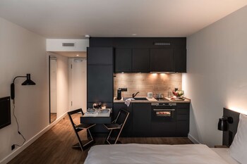 Penta Studio Apartment | Cuisinette privée | Réfrigérateur, produits de nettoyage écologique, ßlot de cuisine