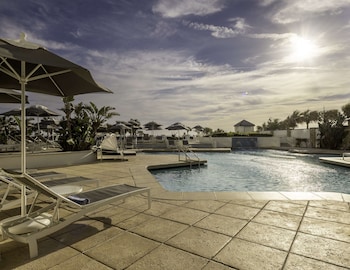 2 piscines extérieures, parasols, chaises longues