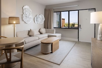 2 albercas al aire libre, sombrillas en la alberca y camastros 