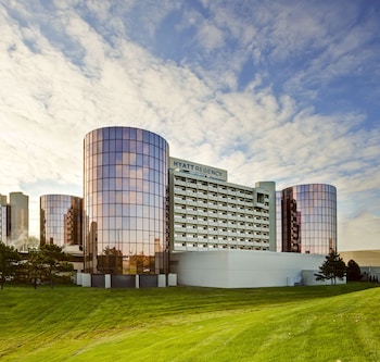 Daily full breakfast (USD 27.76 per person)