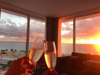 2 piscines extérieures, cabanas (supplément), parasols