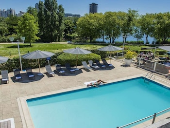 Piscine extérieure en saison